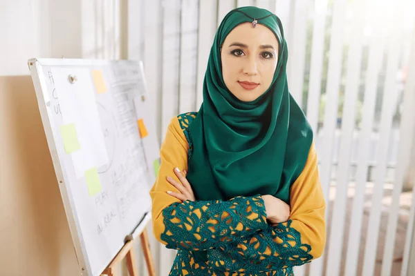 Πορτρέτο Του Όμορφου Μουσουλμάνου Γυναίκα Επιχειρηματίας Στέκεται Στο Γραφείο Χέρια — Φωτογραφία Αρχείου