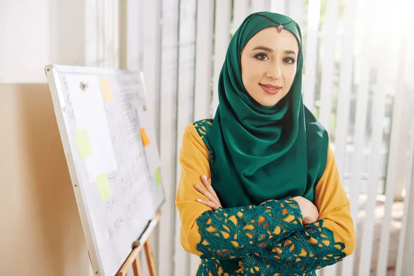 Portrét Mladé Muslimské Podnikatelky Tradičních Šatech Stojící Tabuli Úřadu — Stock fotografie