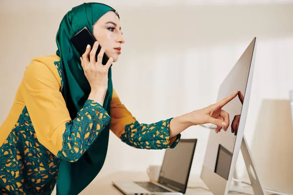 Ogillande Ung Affärskvinna Vacker Smaragd Hijab Pekar Skärmen Sin Dator — Stockfoto