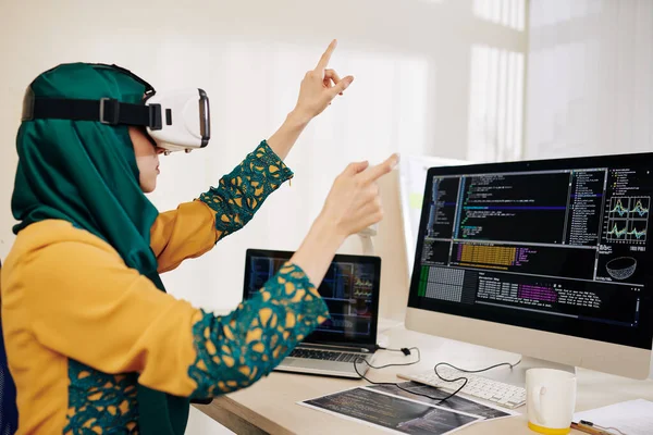 Mujer Joven Musulmana Sentada Escritorio Oficina Probando Aplicación Realidad Virtual —  Fotos de Stock