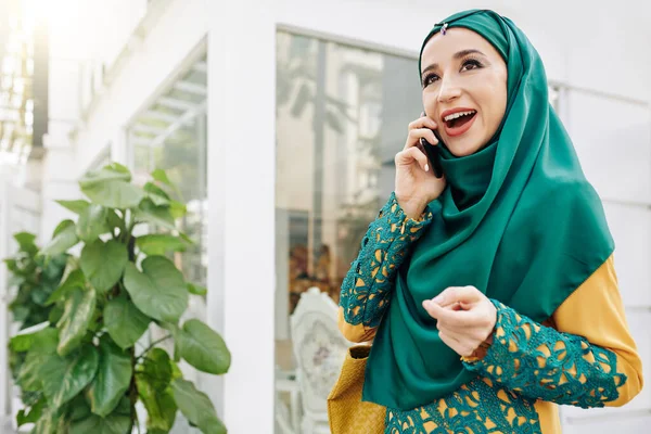 Счастливая Молодая Мусульманка Хиджабе Выходит Улицу Разговаривает Телефону — стоковое фото