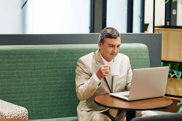 Pengusaha Paruh Baya Yang Bekerja Pada Laptop Dan Minum Kopi — Stok Foto