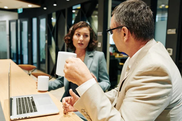 Gli Uomini Affari Mezza Età Bevono Caffè Discutono Vendite Sviluppo — Foto Stock