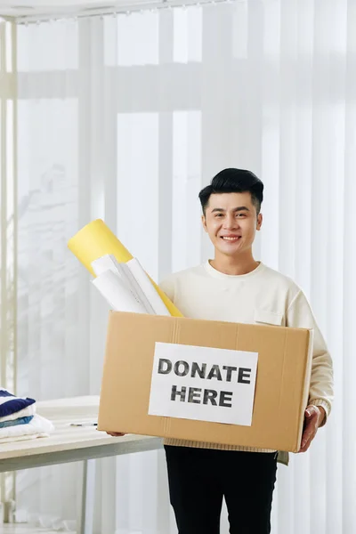 Retrato Joven Feliz Voluntario Vietnamita Sosteniendo Una Caja Cartón Para — Foto de Stock