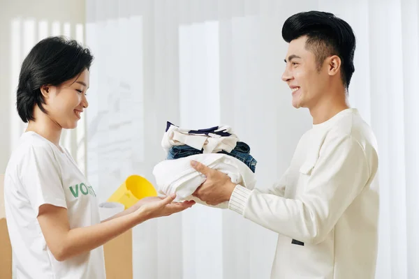 Knappe Glimlachende Jonge Aziatische Man Doneren Zijn Oude Kleren Vrijwilliger — Stockfoto
