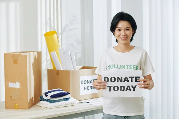 Retrato Bastante Sonriente Joven Voluntario Asiático Con Donar Hoy Cartel — Foto de Stock