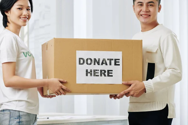 Alegres Jóvenes Voluntarios Asiáticos Llevando Una Gran Caja Cartón Con — Foto de Stock