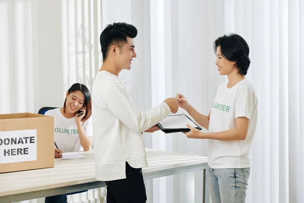 Voluntario Pidiendo Sonriente Joven Asiático Para Inscribirse Para Trabajo Voluntario — Foto de Stock