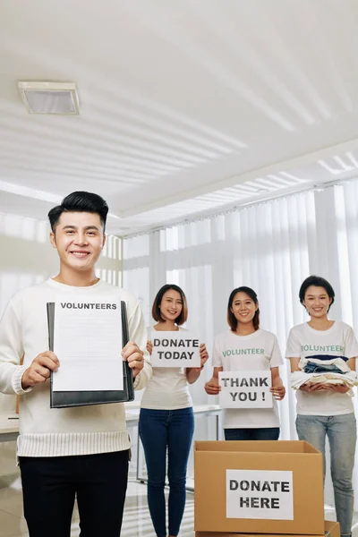 Grupo Voluntarios Que Invitan Nuevos Miembros Recogen Ropa Alimentos Artículos — Foto de Stock