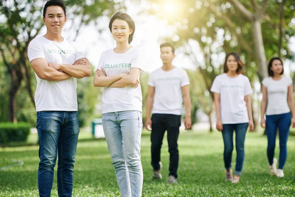 Heureux Jeunes Bénévoles Asiatiques Debout Avec Les Bras Croisés Après — Photo
