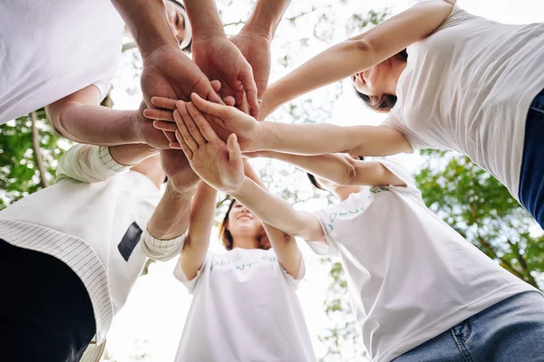 Equipo Voluntarios Apilando Manos Para Mostrar Apoyo Unidad Antes Empezar — Foto de Stock