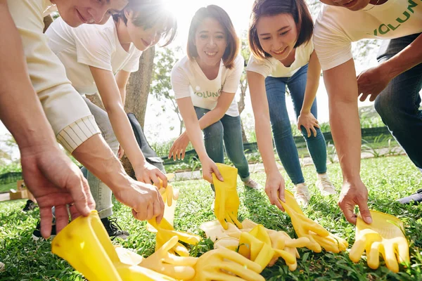 Mosolygó Ázsiai Önkéntesek Sárga Gumikesztyűt Húznak Park Takarítása Szemét Gyűjtése — Stock Fotó