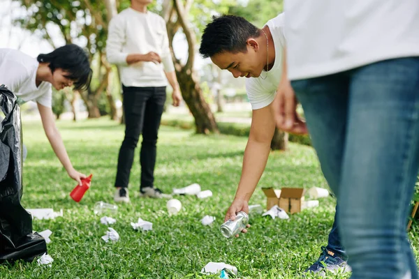 Boldog Fiatal Vietnami Önkéntesek Gyűjtenek Szemetet Helyi Parkban Vagy Egyetemi — Stock Fotó