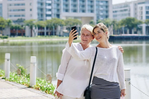 Mutlu Genç Kadın Olgun Annesi Şehir Göletinde Selfie Çekiyorlar — Stok fotoğraf