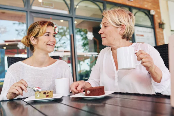 여자와 이지방 커피숍에서 맛있는 과좋은 대화를 나누는 — 스톡 사진