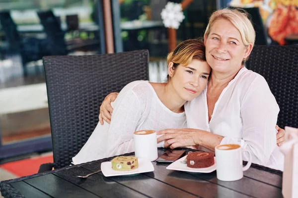 Young Woman Hugging Her Mature Mother Seeking Love Support — Stock Photo, Image