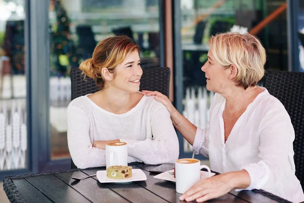 Mor Och Vuxen Dotter Skvallrar Och Delar Hemligheter När Dricker — Stockfoto