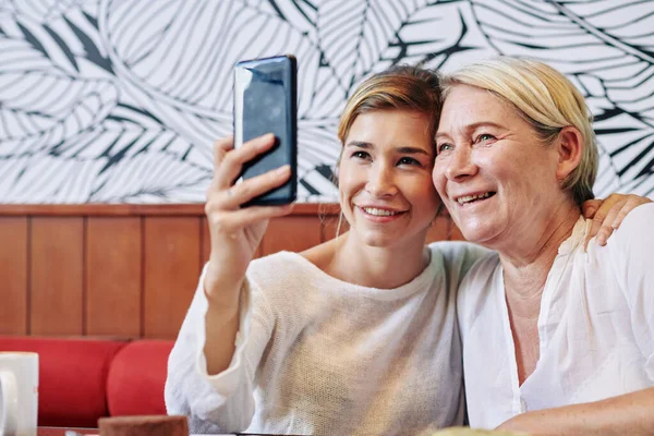 Uśmiechnięta Młoda Kobieta Jej Dojrzała Córka Pozowanie Selfie Podczas Spędzania — Zdjęcie stockowe