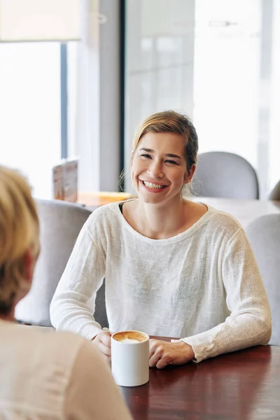 Charmante Junge Frau Mit Schönem Zahmen Lächeln Trifft Mutter Café — Stockfoto