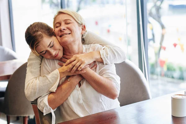 Genç Mutlu Bir Kadın Kafede Vakit Geçirirken Olgun Annesine Arkadan — Stok fotoğraf