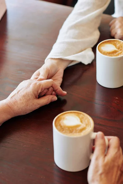 Närbild Ung Kvinna Som Håller Hand Med Äldre Mor Och — Stockfoto