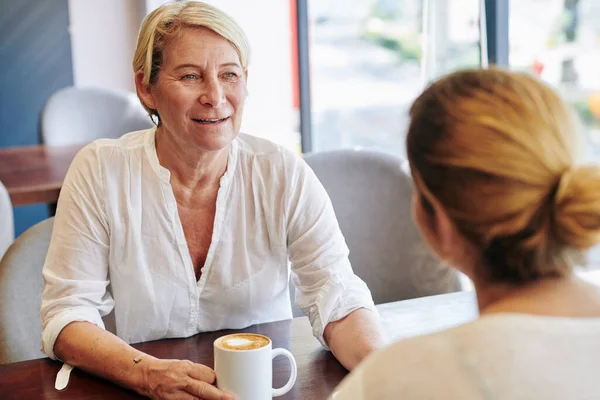 Senior Kvinna Möte Med Sin Vuxna Dotter Café För Att — Stockfoto