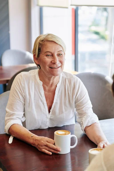 Starší Hezká Žena Setkání Přítelem Kavárně Pití Cappuccino — Stock fotografie
