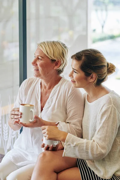 Mor Och Dotter Dricker Morgon Cappuccino Och Tittar Genom Stora — Stockfoto