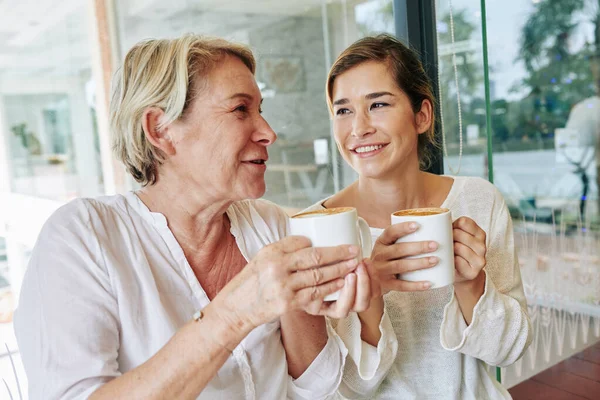 Mujer Madura Feliz Bebiendo Café Con Hija Adulta Contándole Historias — Foto de Stock