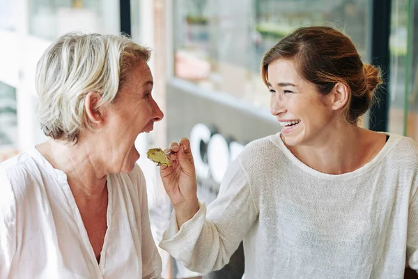 Skrattar Ganska Blandras Kvinna Ger Sin Mamma Bit Läcker Tårta — Stockfoto