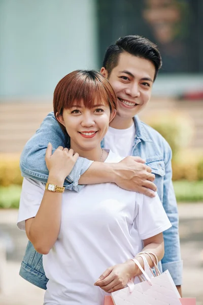 Happy Young Asian Man Hugging His Pretty Girlfriend Many Shopping — Stock Photo, Image