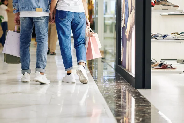 Pareja Jeans Zapatillas Blancas Caminando Centro Comercial Con Bolsas Compras — Foto de Stock