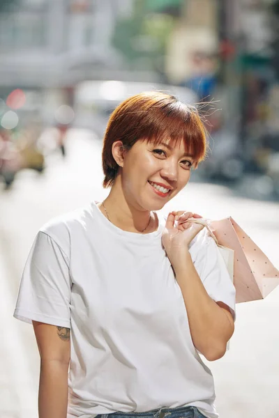 Vrij Positief Jong Aziatisch Vrouw Staan Straat Met Boodschappentas — Stockfoto