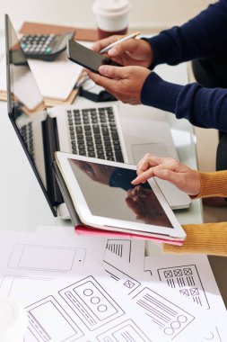 ux tasarımcı takımı ve yeni web sitesinin arayüzünü akıllı telefon ve tablet bilgisayarda test eden geliştirici