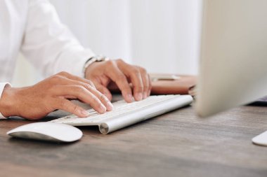 Finans departmanı için rapor oluşturulurken klavyede yazan girişimcinin yakın plan resmi