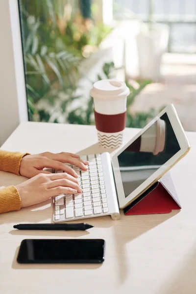 Hände Der Geschäftsfrau Mit Tablet Tastatur Bei Der Arbeit Schreibtisch — Stockfoto