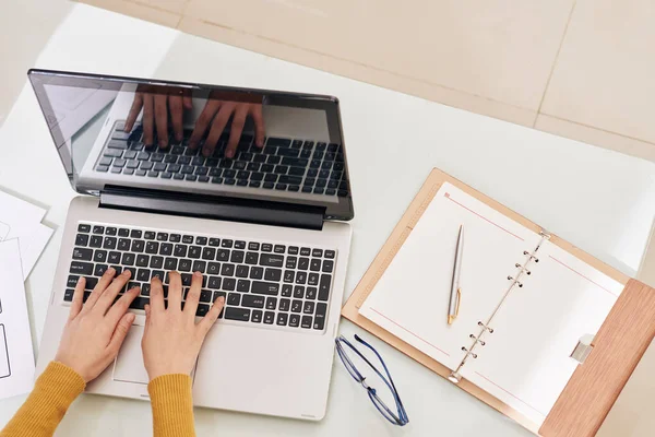 Hands Female Back End Developer Working Laptop Her Opened Planner — Stock Photo, Image