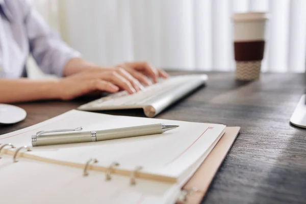 Geopend Planner Pen Bureau Van Vrouwelijke Ondernemer Druk Met Werk — Stockfoto