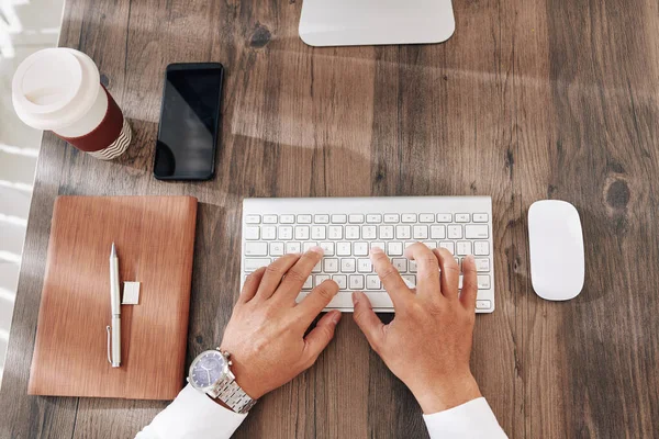 Mãos Homem Negócios Digitando Teclado Sua Mesa Com Planejador Xícara — Fotografia de Stock