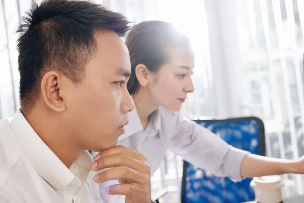 Pensive Serio Imprenditore Lettura Documento Suo Collega Che Mostra Sullo — Foto Stock