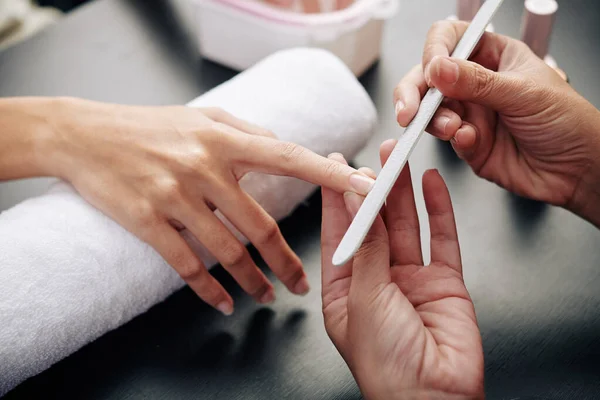 Proces Van Manicure Archivering Nagels Van Vrouwelijke Cliënt Bekijken Van — Stockfoto