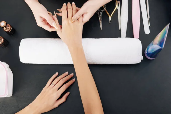 Manicurist Massera Hand Kvinnliga Klienten Med Närande Kräm Ovanifrån — Stockfoto