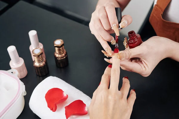 Närbild Professionell Manikyrist Tillämpa Klassiska Röda Nagellack — Stockfoto