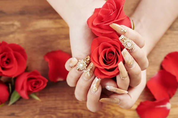 Nahaufnahme Einer Frau Mit Ausgefallener Maniküre Die Rote Rosenknospen Hält — Stockfoto