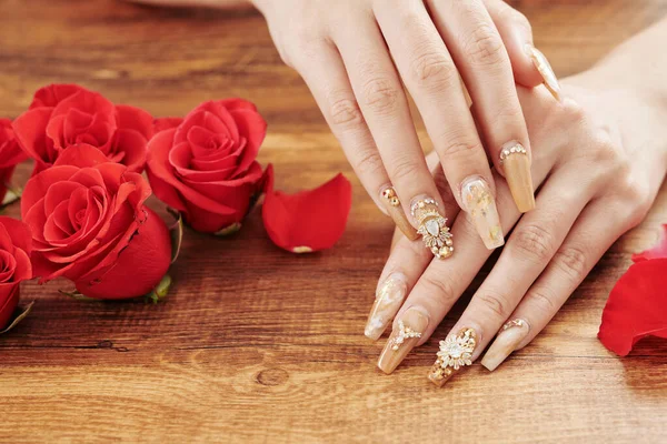 Mujer Mostrando Elegante Manicura Con Uñas Oro Esmalte Cuentas Diamantes —  Fotos de Stock