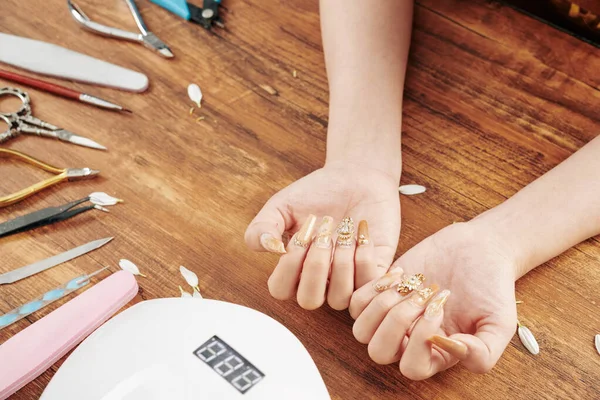 Крупный План Женщины Смотрящей Свои Длинные Ногти Причудливым Творческим Маникюром — стоковое фото