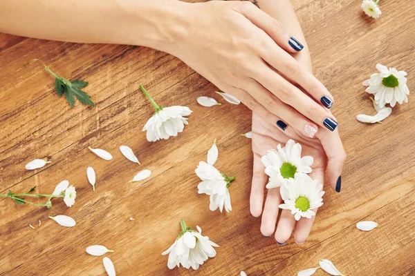 Mani Giovane Donna Con Bella Manicure Ordinata Che Tiene Fiori — Foto Stock