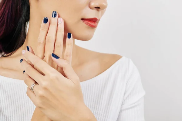 Junge Schöne Frau Berührt Ihr Gesicht Mit Gepflegten Händen Mit — Stockfoto