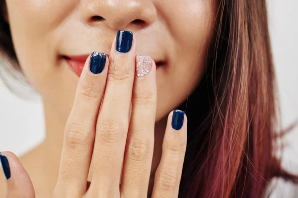 Imagem Close Mulher Mostrando Mão Com Manicure Azul Escuro Com — Fotografia de Stock