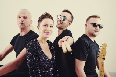 Şarkıcı, davulcu ve gitaristli yaratıcı popüler müzik grubu konserde sahne alacak.